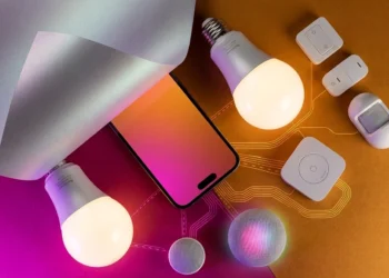 Celular, lâmpadas e outros dispositivos de iluminação inteligente.