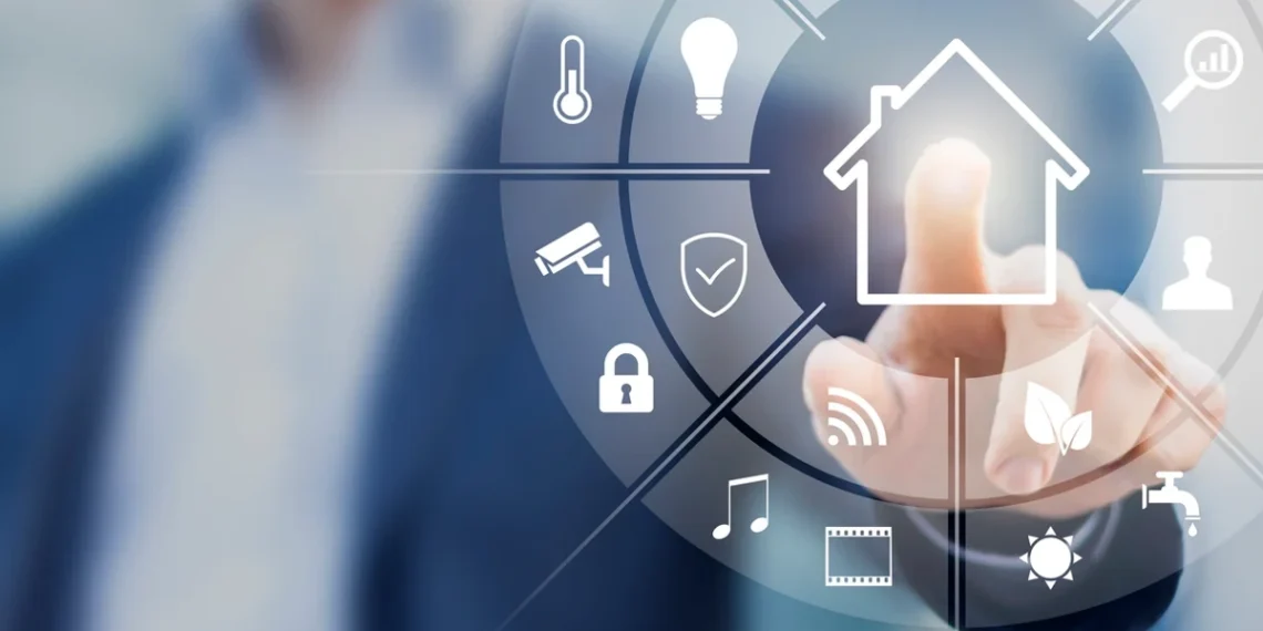 Homem "clica" em símbolo de casa inteligente incluído na imagem digitalmente. Falando sobre o que é casa inteligente.