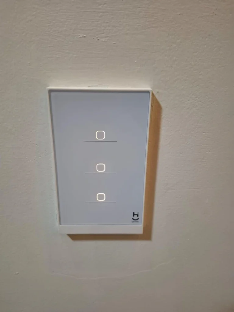 Geonav Home Smart instalado na parede. Falando sobre o melhor interruptor inteligente.