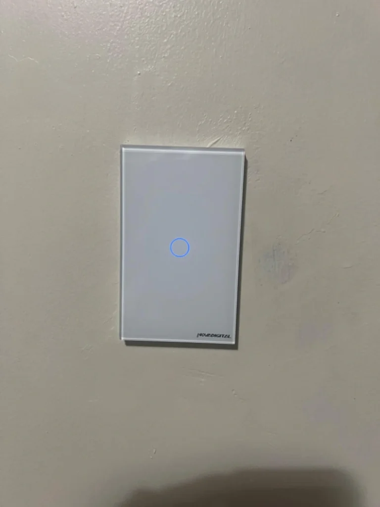NovaDigital Touch Wi-Fi instalado na parede de um comprador. Falando sobre o melhor interruptor inteligente.