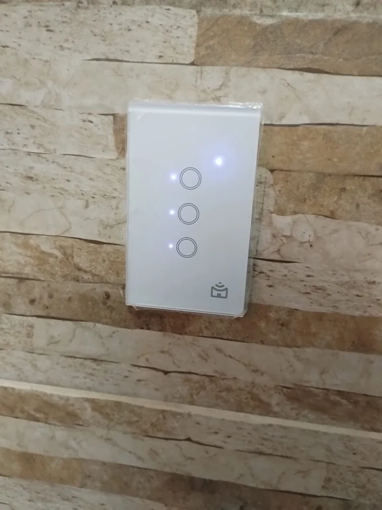 Positivo Casa Inteligente Wi-Fi instalado na parede. Falando sobre o melhor interruptor inteligente.