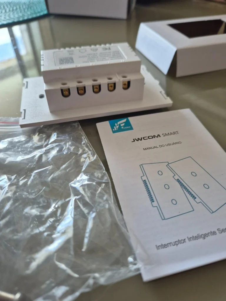 Tuya Smart Wi-Fi 4 Caixas desembalado. Falando sobre o melhor interruptor inteligente.