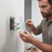 Profissional finaliza instalação de um interruptor inteligente. Ensinando como instalar interruptor inteligente.