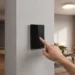 Pessoa aciona interruptor inteligente em casa. Falando sobre interruptor inteligente zigbee.
