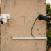 Duas câmeras instaladas na mesma parede: uma com fio e outra Wi-Fi. Fazendo um paralelo entre câmera wi-fi ou com fio.