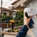Profissional instala câmera de segurança na parte externa de residência. Ensinando como instalar câmera wi-fi externa.
