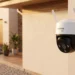 Câmera Intelbras instalada na parte de fora de uma residência. Descobrindo qual é a melhor câmera wi-fi 360 externa.